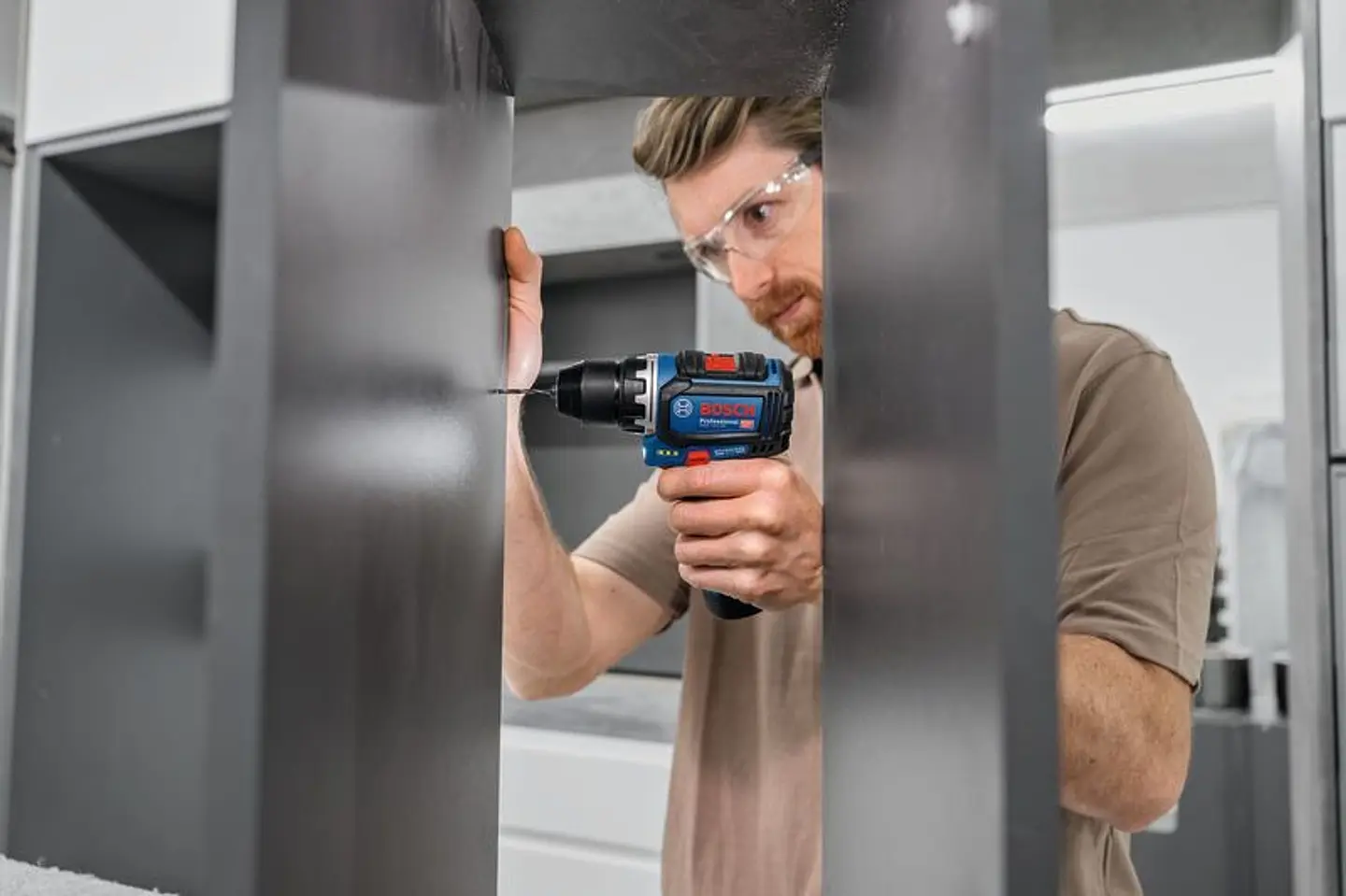 Aparafusadora sem fio GSR 12V-32 + 2x 12V (1x4.0Ah + 1x 2.0Ah) + Mala L-BOXX + 40 Acessórios BOSCH 4