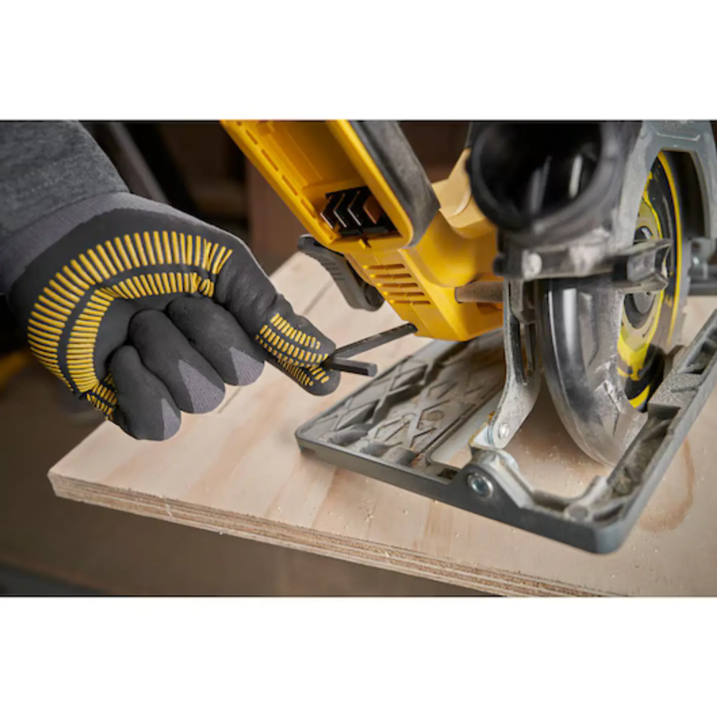 Serra Circular sem Escovas Ø190mm V20-18V SFMCS551B STANLEY 4