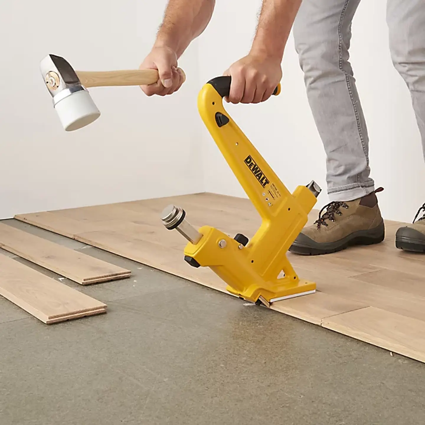 Pregadora Manual para Soalho 38-50mm DMF1550 DEWALT 3