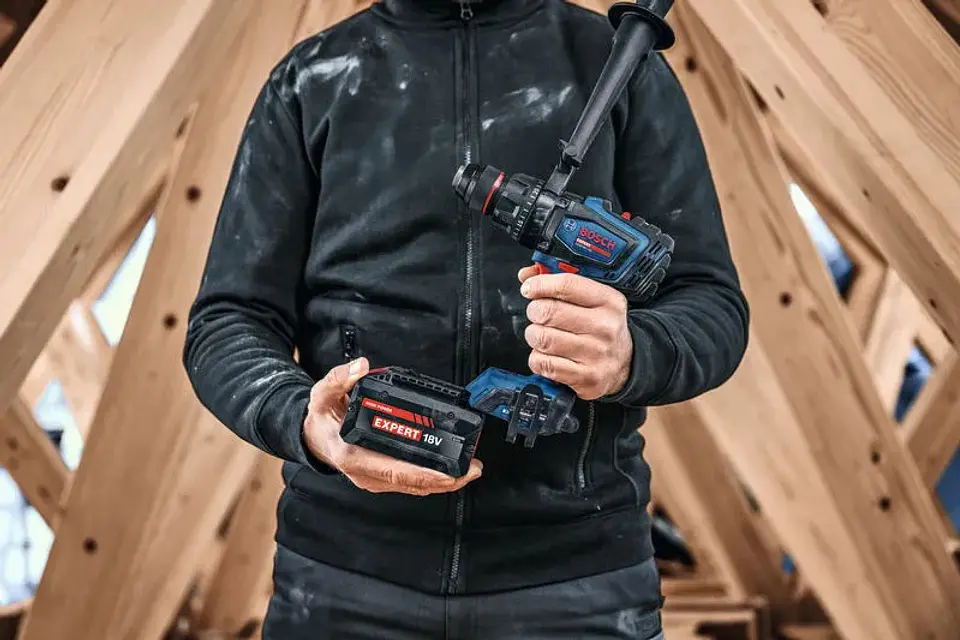Aparafusadora/Berbequim com percussão sem fio EXPERT EXSB18V-150 + 3 baterias EXBA18V (2x 8.0Ah + 1x 5.5Ah) + Mala L-BOXX BOSCH 4