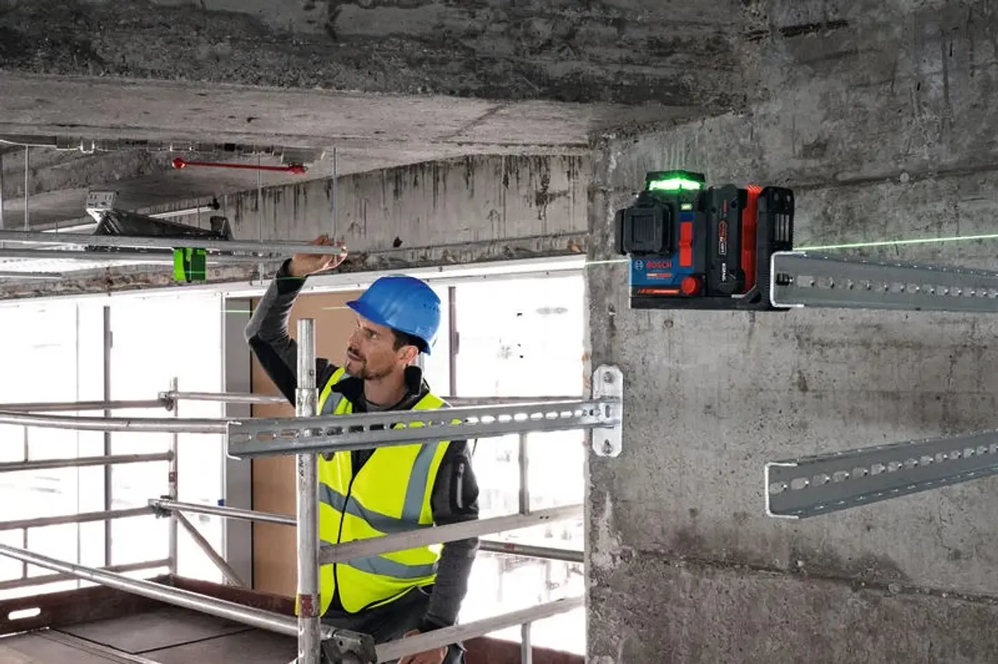 Nivel laser de linhas verdes EXPERT EXLL18V-120-33CG + 1 bateria EXBA18V-40 + Mala L-BOXX BOSCH 6