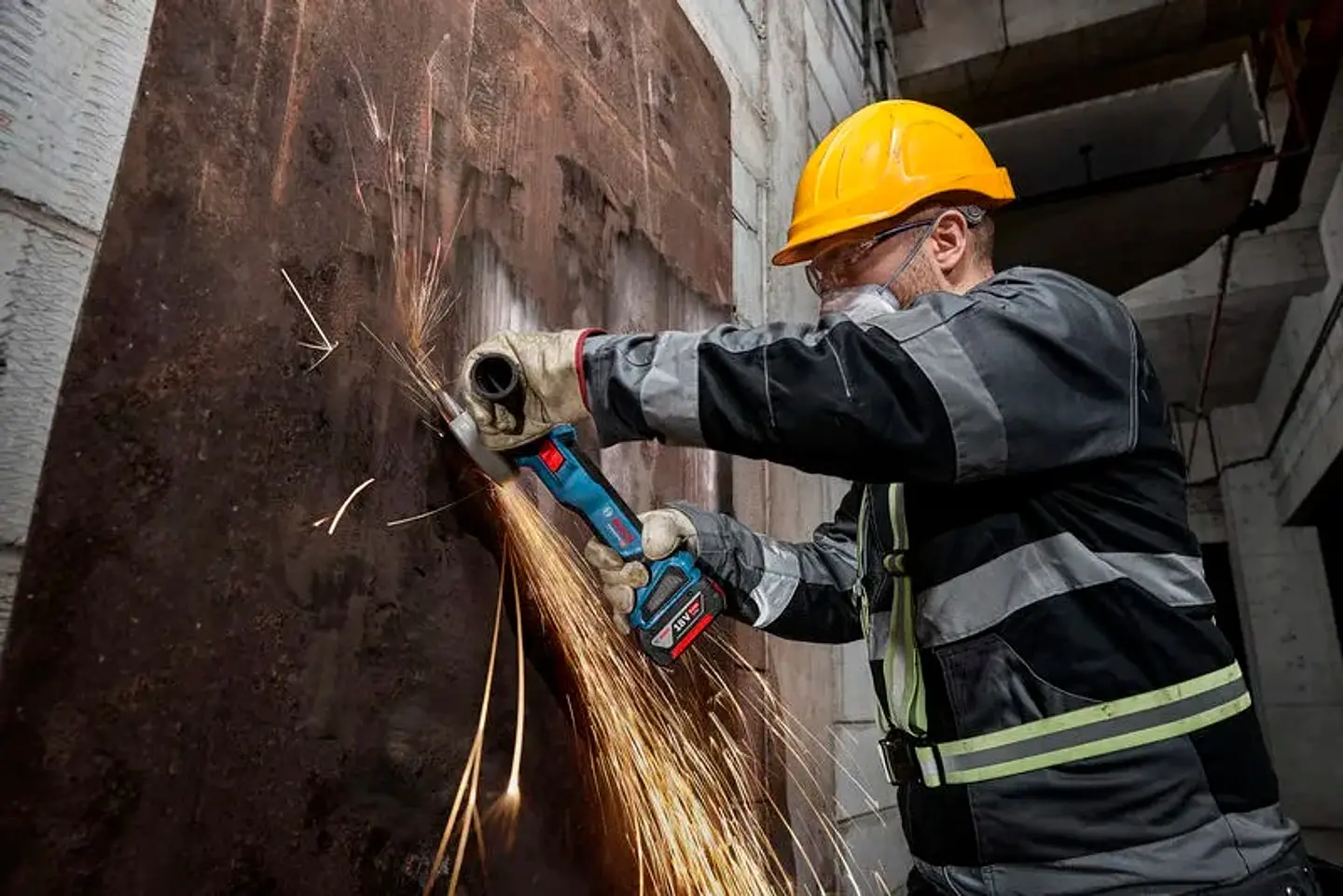 Rebarbadora sem fio GWS 18V-11 (125) + mala L-BOXX BOSCH 5