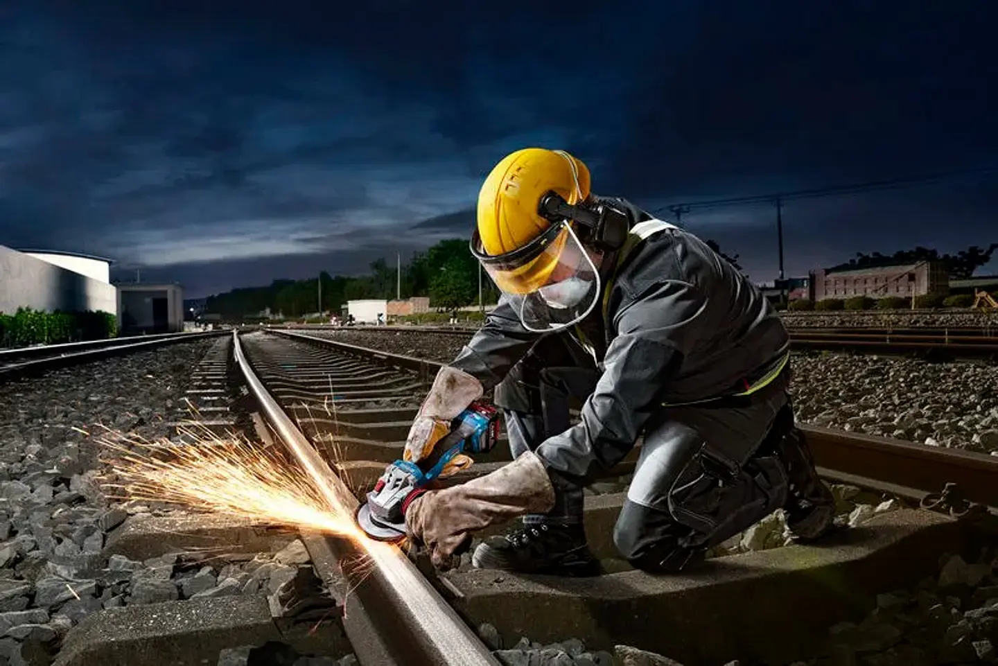 Rebarbadora sem fio GWS 18V-11 (125) + mala L-BOXX BOSCH 10