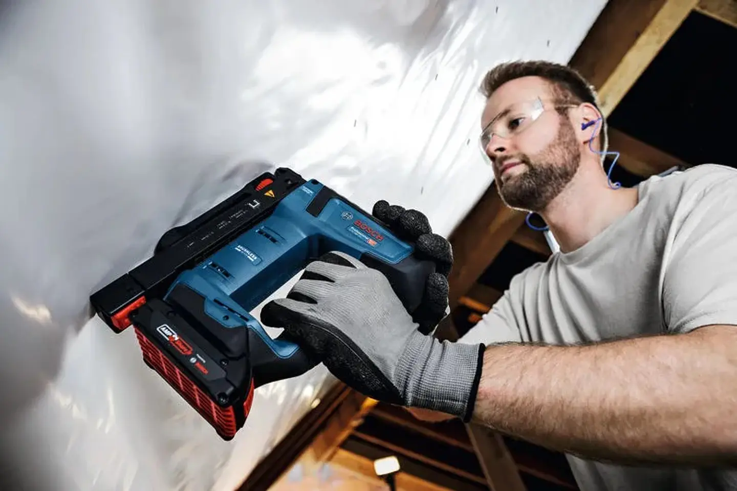 Agrafador para madeira sem fio PRO HEAVY DUTY GTH 18V-14 + L-BOXX 136 BOSCH 7