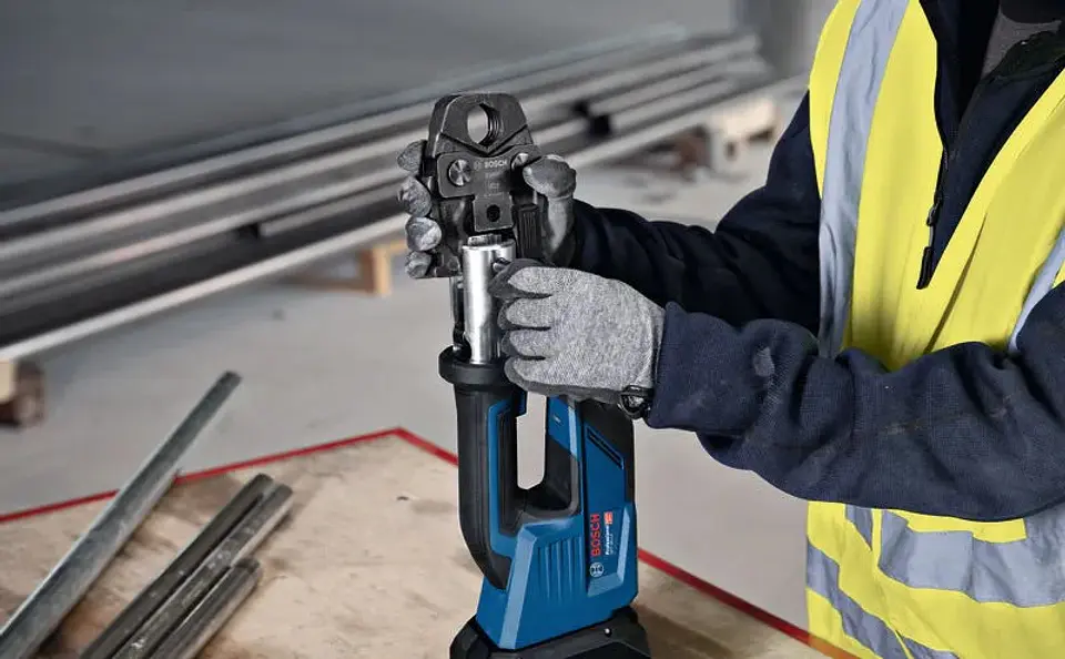 Ferramenta de prensagem sem fio PRO HEAVY DUTY GPT 18V-19 + Mala L-BOXX 238 BOSCH 6