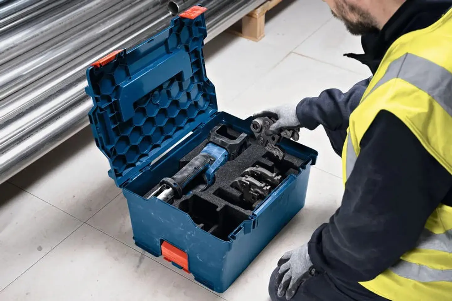 Ferramenta de prensagem sem fio PRO HEAVY DUTY GPT 18V-19 + Mala L-BOXX 238 BOSCH 7