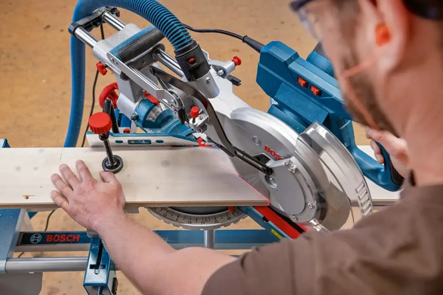 Serra de cortes transversais e de meia esquadria com fio PRO HEAVY DUTY GCM 305-254 D BOSCH 7