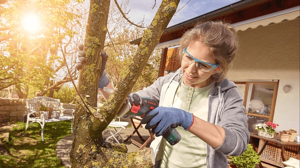 Serra NanoBlade sem fio EasyCut 12 - 1 bateria de 2,0 Ah | carregador BOSCH DIY 6