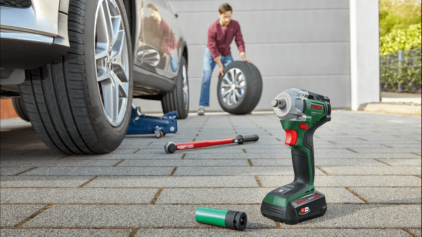 Chave de impacto sem fio UniversalImpactDrive 18V-350 - Sem bateria | Sem carregador | Com conjunto de chaves de caixa BOSCH DIY 5