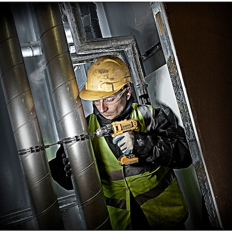 Berbequim Aparafusador XR 10,8V com 2 baterias Li-Ion 2,0Ah e mala DEWALT  4