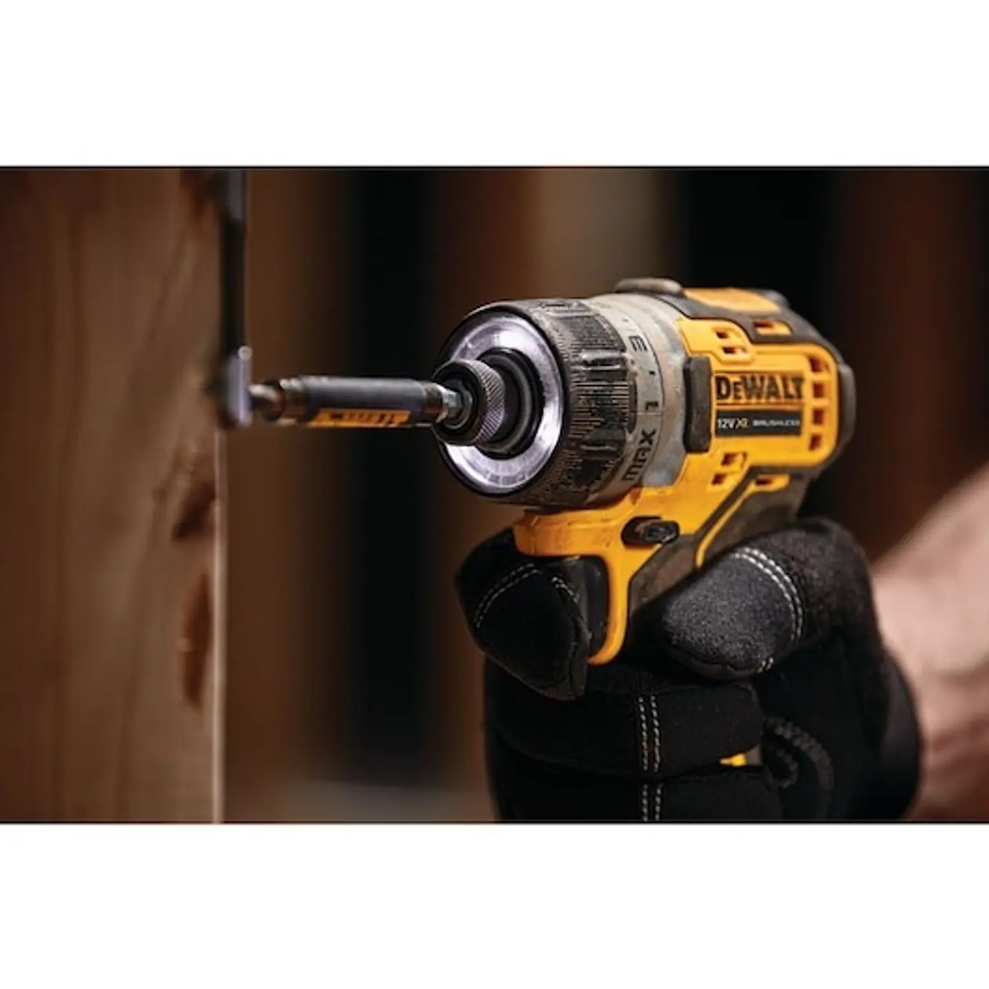 Aparafusadora sem escovas 1/4' XR 12V Li-Ion + 2 baterias 2.0Ah DCF601D2-QW DEWALT  4