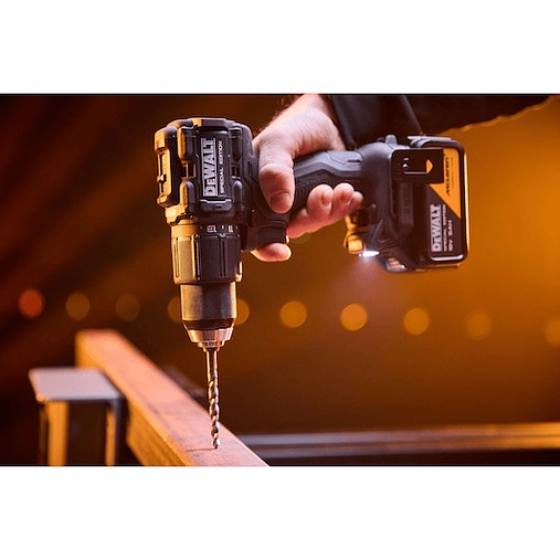 Berbequim Aparafusador Percussão McLaren sem escovas XR 18V 13mm 90Nm com 2 baterias Li-Ion 5Ah e mala TSTAK DEWALT 17