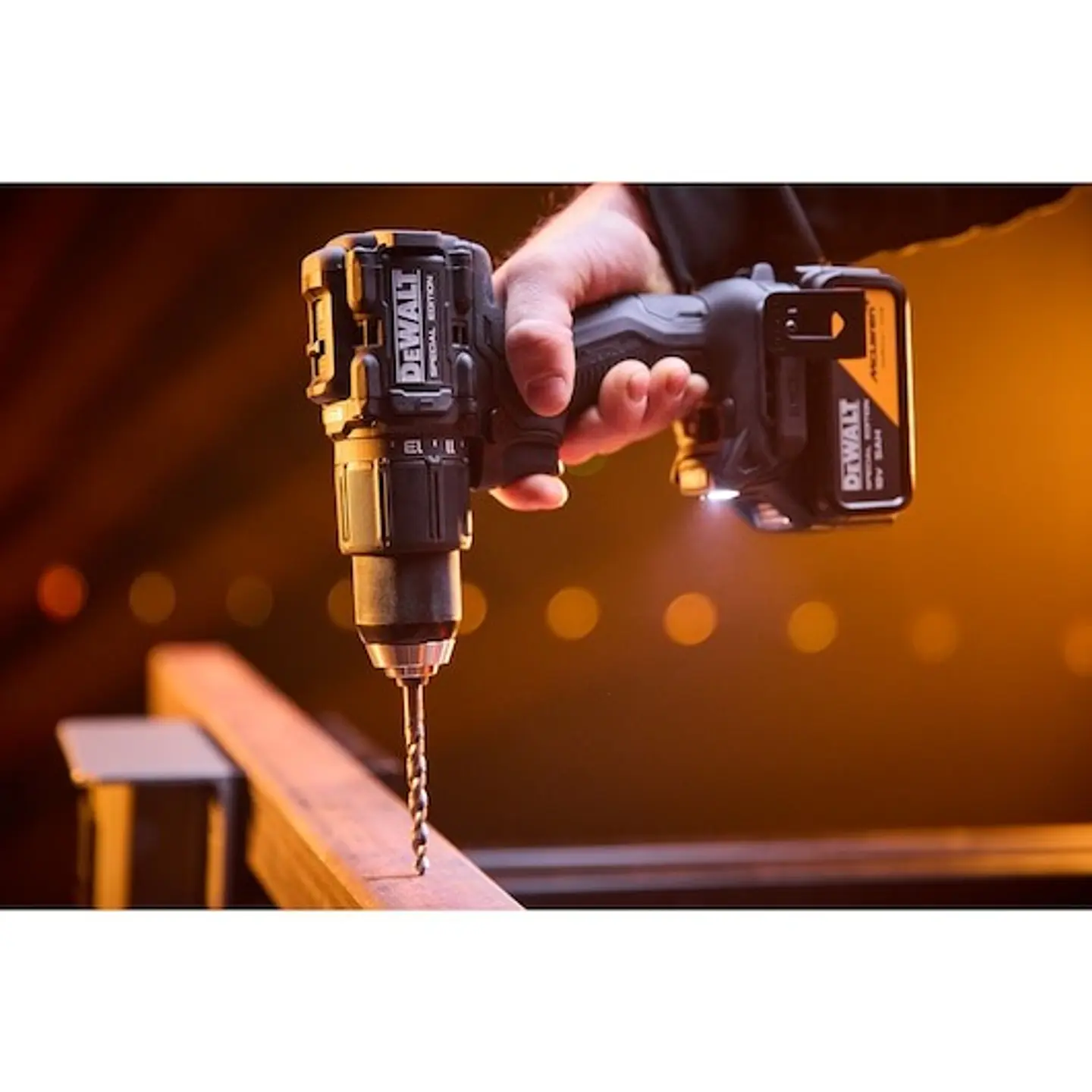 Berbequim Aparafusador Percussão McLaren sem escovas XR 18V 13mm 90Nm com 2 baterias Li-Ion 5Ah e mala TSTAK DEWALT 17