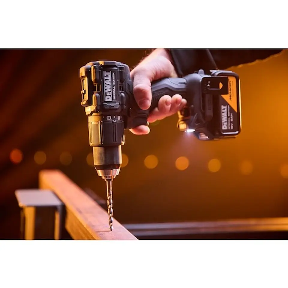 Berbequim Aparafusador Percussão McLaren sem escovas XR 18V 13mm 90Nm com 2 baterias Li-Ion 5Ah e mala TSTAK DEWALT 17