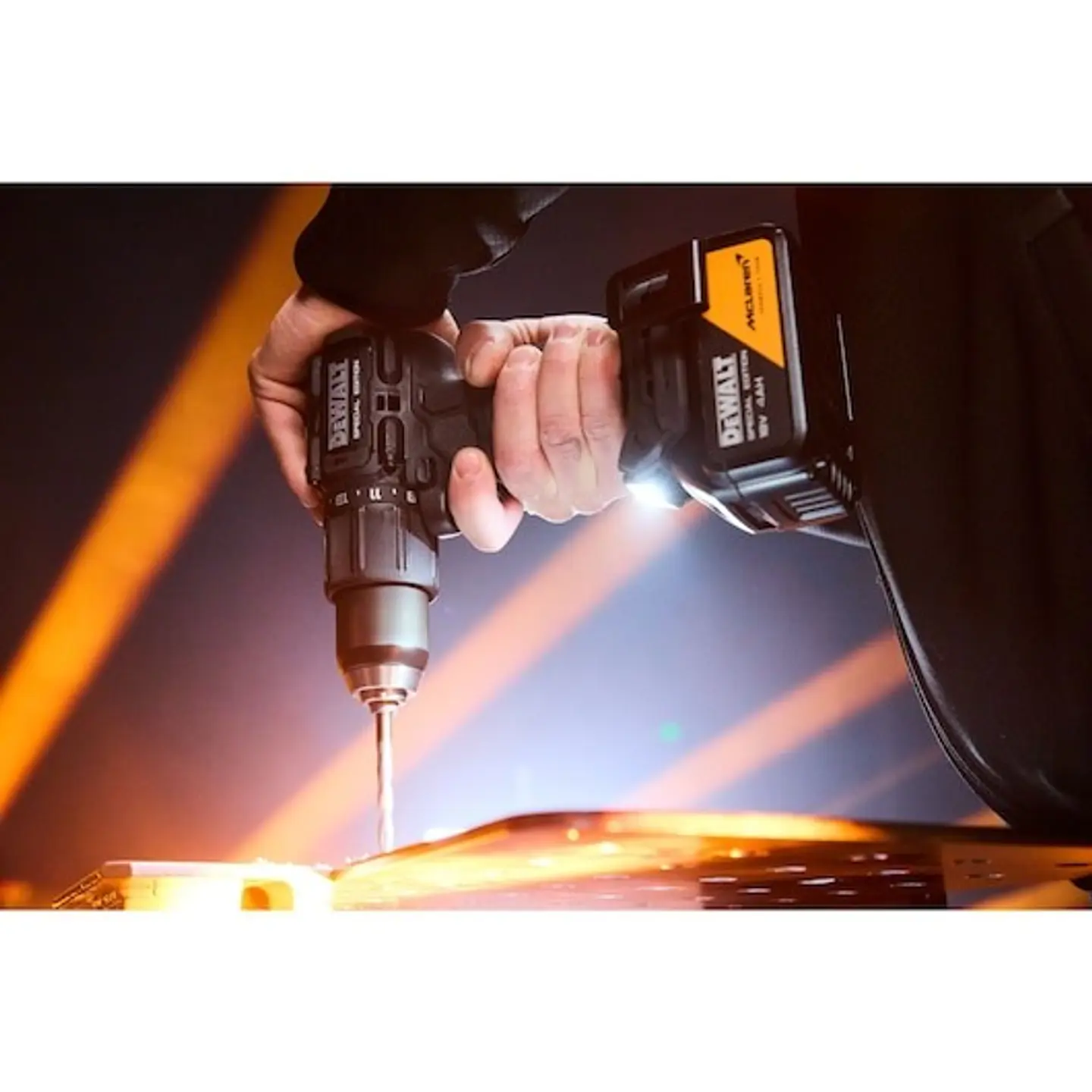 Berbequim Aparafusador Percussão McLaren sem escovas XR 18V 13mm 90Nm com 2 baterias Li-Ion 4Ah e mala TSTAK DEWALT  16