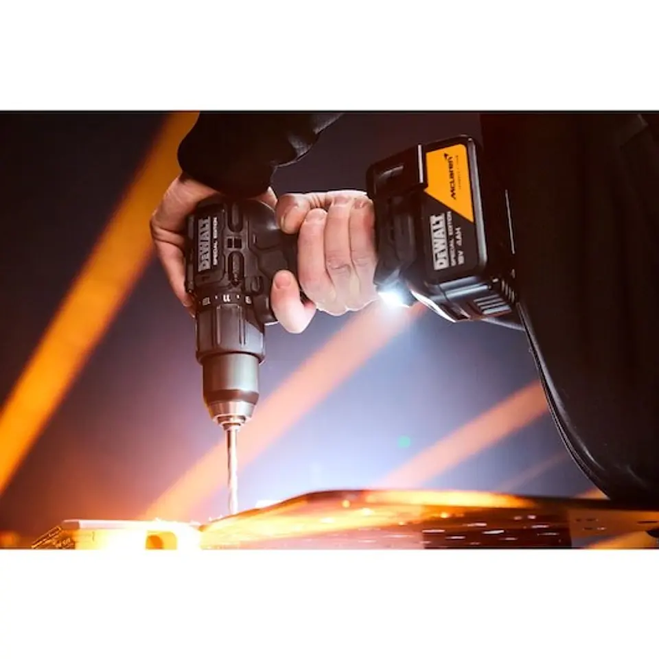 Berbequim Aparafusador Percussão McLaren sem escovas XR 18V 13mm 90Nm com 2 baterias Li-Ion 4Ah e mala TSTAK DEWALT  16