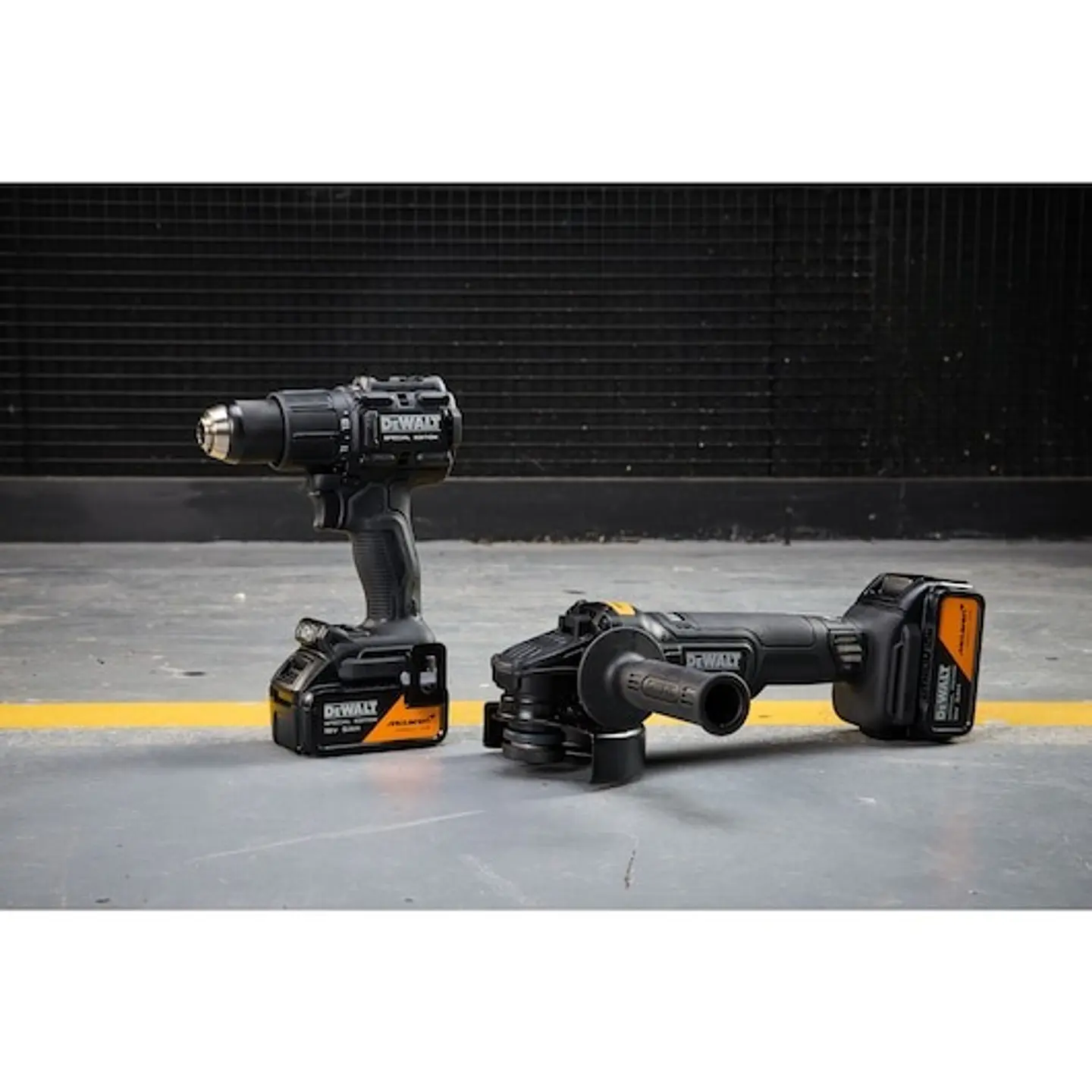 KIT McLaren XR 18V = Berbequim Percussão + Rebarbadora 125mm + 2 baterias Li-Ion 5Ah + mala TSTAK DEWALT  6