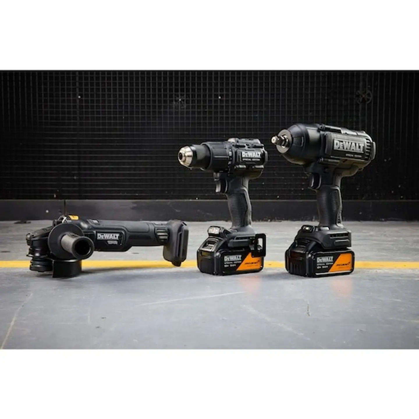 KIT McLaren XR 18V = Berbequim Percussão + Rebarbadora 125mm + DCF9 Chave de Impacto 1/2'' Alto par + 2 baterias Li-Ion 5Ah + mala TSTAK DEWALT  6