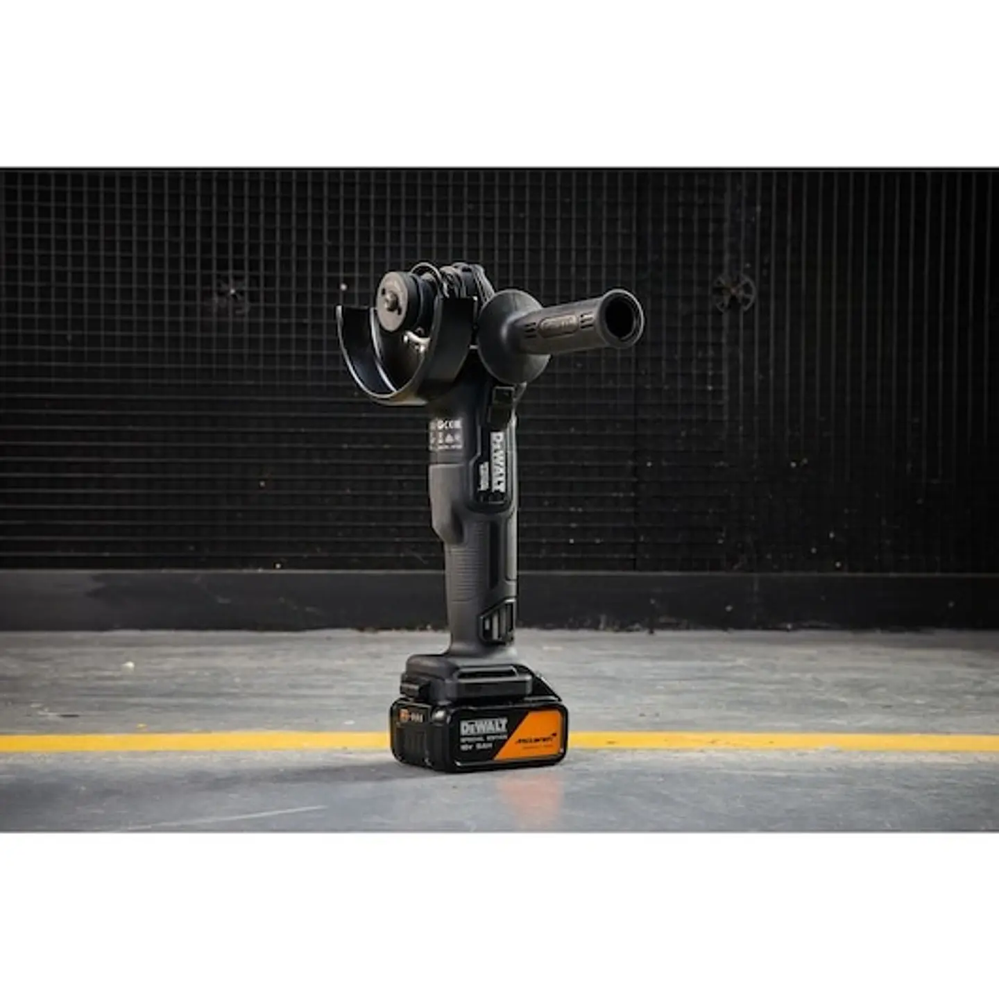 Rebarbadora Acabamentos McLaren sem escovas XR 18V 125mm com 2 baterias Li-Ion 5Ah com Travão, Embraiagem, Arranque suave, Bloqueio e re-arranque e mala TSTAK DEWALT  7