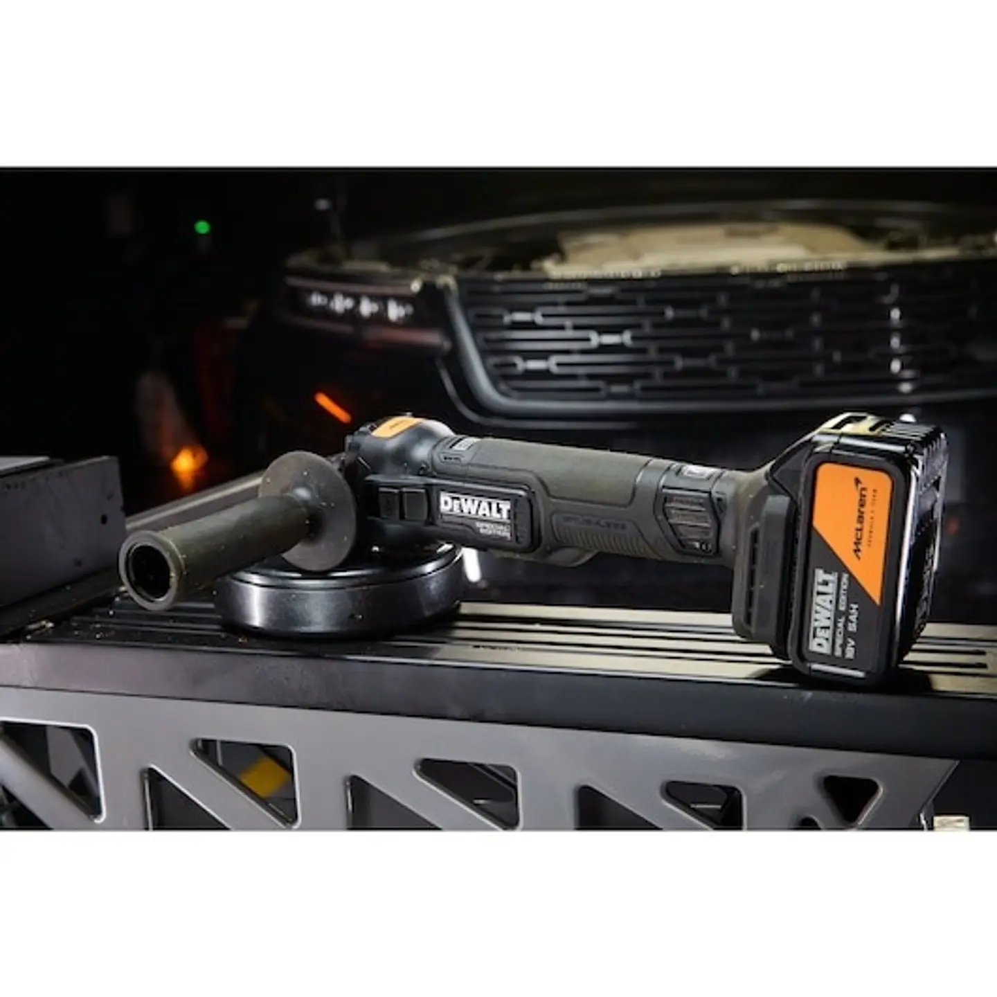 Rebarbadora Acabamentos McLaren sem escovas XR 18V 125mm com 2 baterias Li-Ion 5Ah com Travão, Embraiagem, Arranque suave, Bloqueio e re-arranque e mala TSTAK DEWALT  9