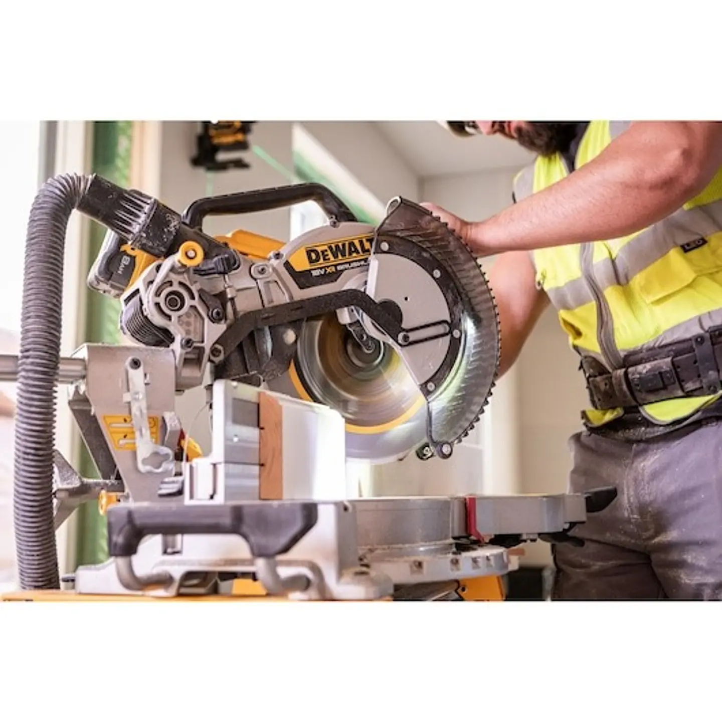 Serra de Esquadria Telescópica XR 18V Ø305mm Luz XPS sem carregador/bateria DEWALT  2