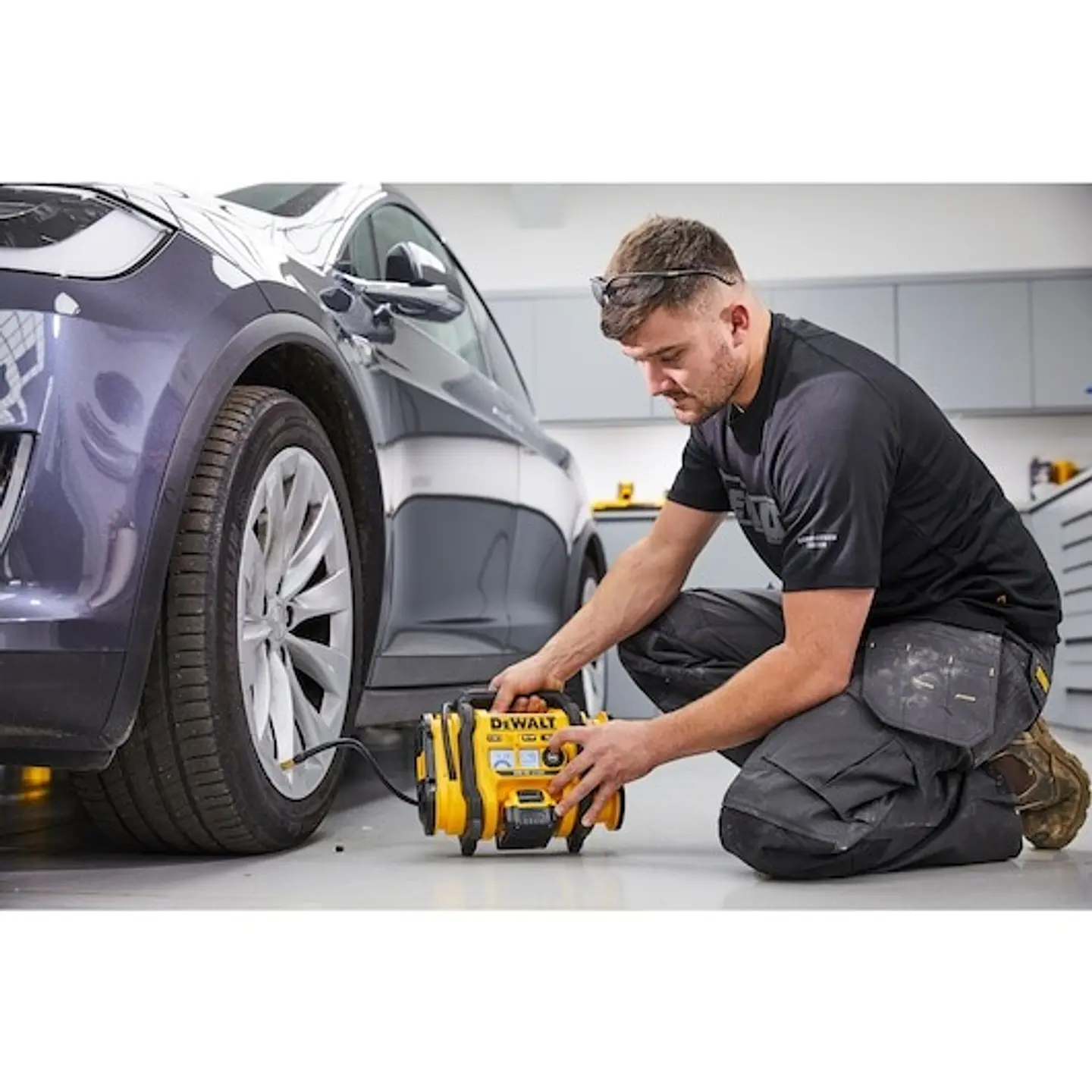 Compressor de Ar XR 18V e 12V Auto sem carregador/bateria DEWALT  11