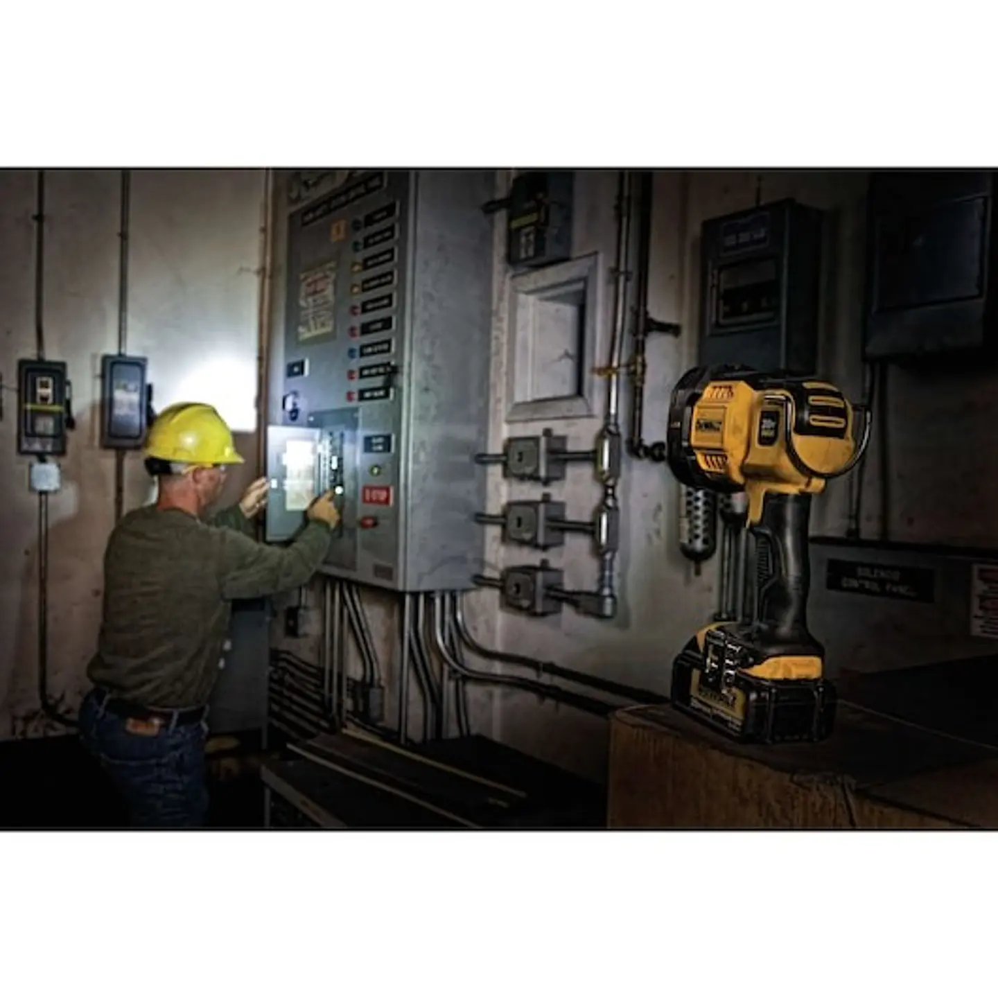 Luz LED de Farol XR 18V sem carregador/bateria DEWALT  2