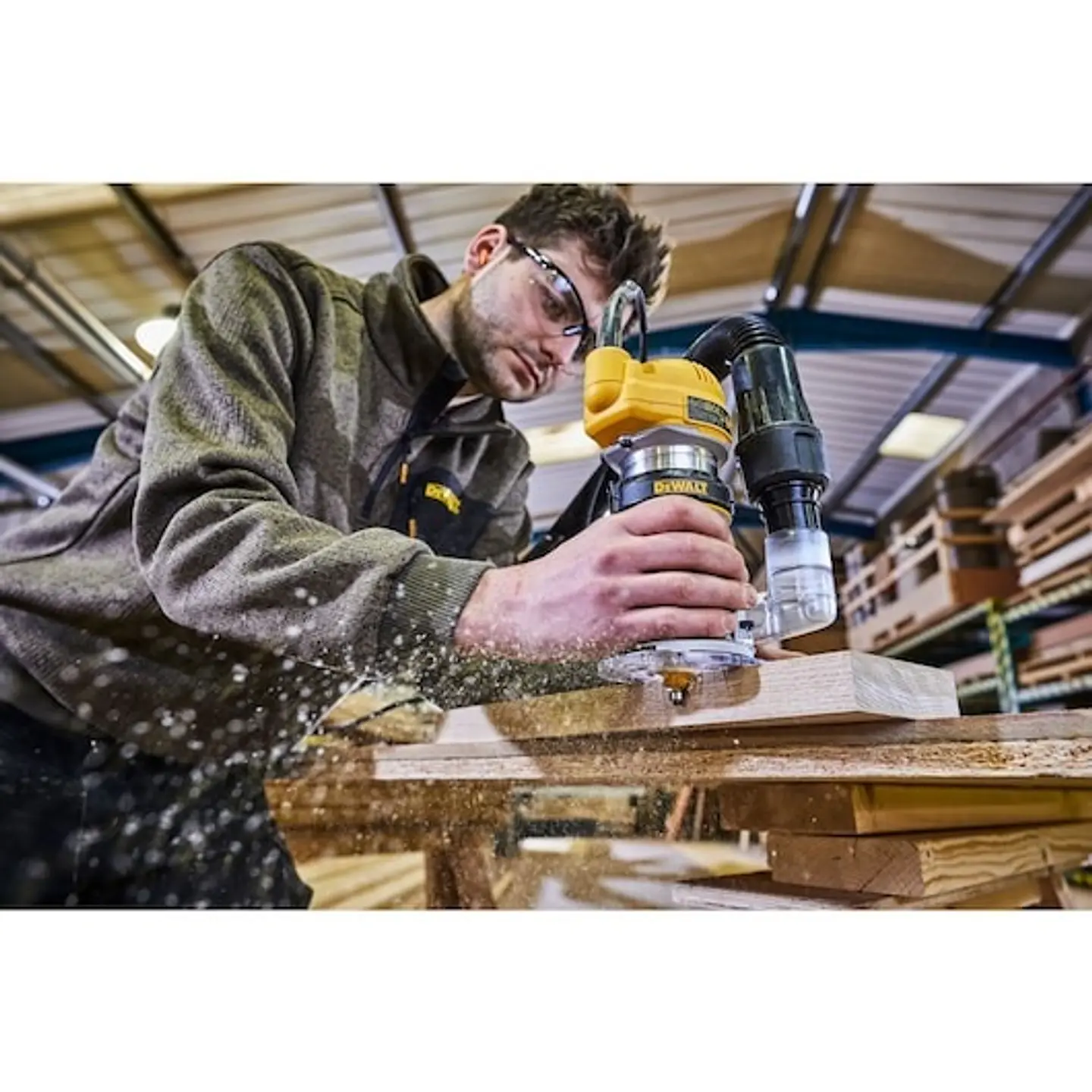 Tupia 900W (6-8mm) - Eletrónica DEWALT  7