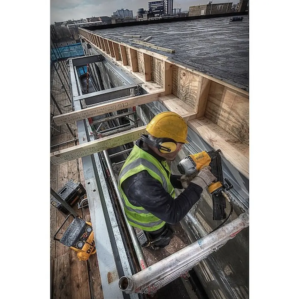 Pregadora de Estruturas de 33º para pregos de 2,5-3,3mm diâmetro e 50-90mm comprimento DEWALT  2