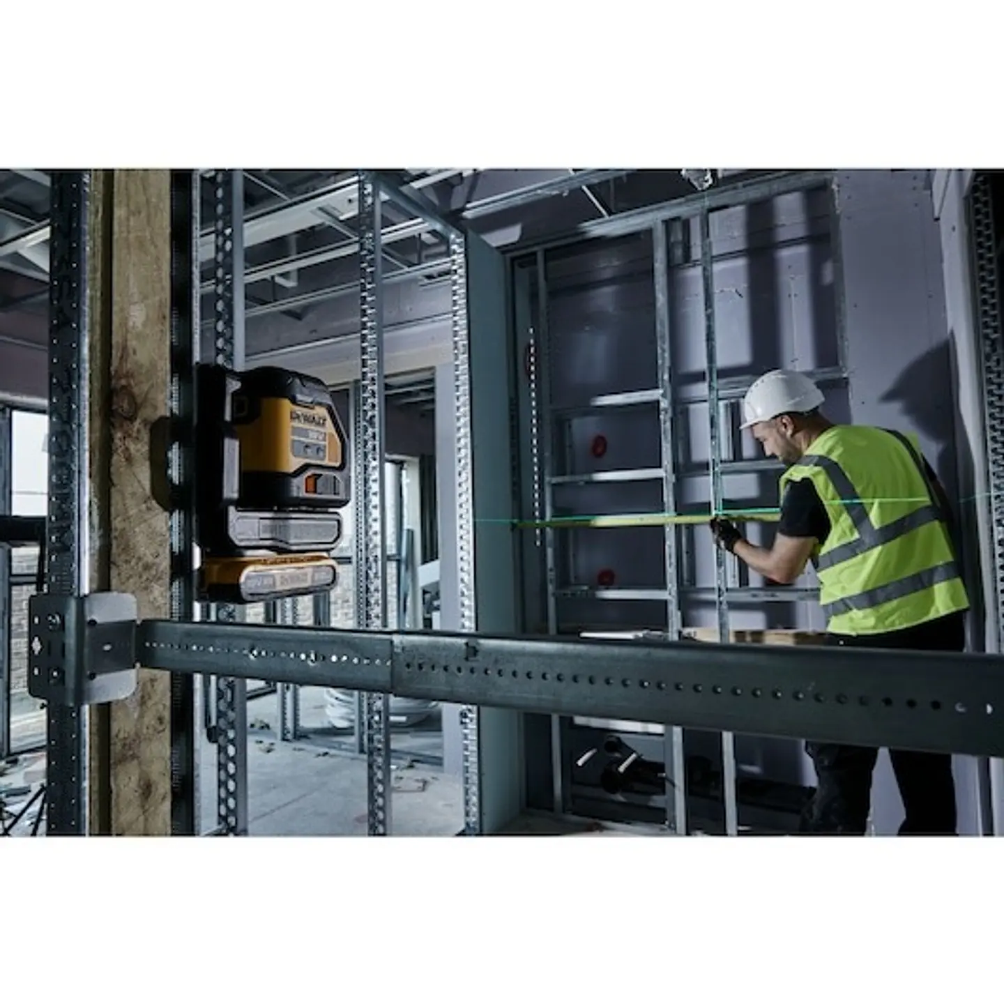 Nível Laser autonivelante VERDE com 2 linhas em cruz (horizontal e vertical) XR 18V sem bateria e sem carregador 18V Li-Ion 2Ah DEWALT  6