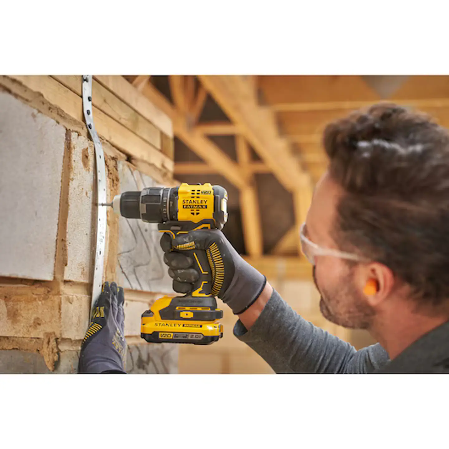 Berbequim com Percussão BRUSHLESS V20 Li-Ion 18V 60Nm. Inclui 2 baterias Li-Ion 2Ah, carregador 1.25A e mala Pro-Stack STANLEY 7
