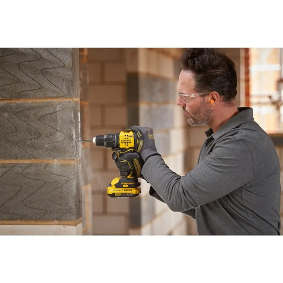 Berbequim com Percussão BRUSHLESS V20 Li-Ion 18V 60Nm. Inclui 2 baterias Li-Ion 2Ah, carregador 1.25A e mala Pro-Stack STANLEY 8