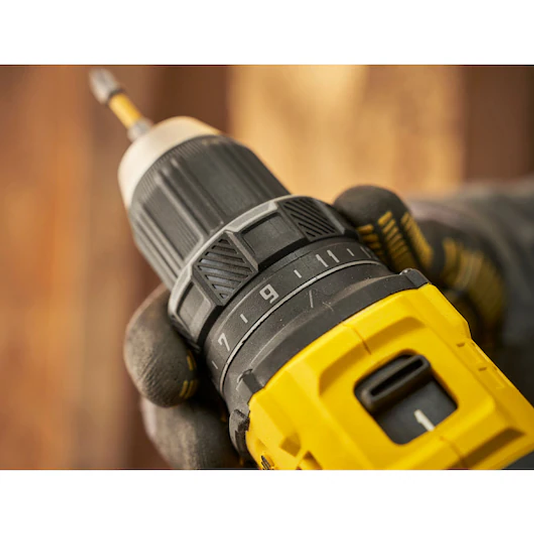 Berbequim Aparafusador BRUSHLESS V20 Li-Ion 18V 60Nm. Inclui 2 baterias Li-Ion 2Ah, carregador 1.25A e mala Pro-Stack STANLEY  6