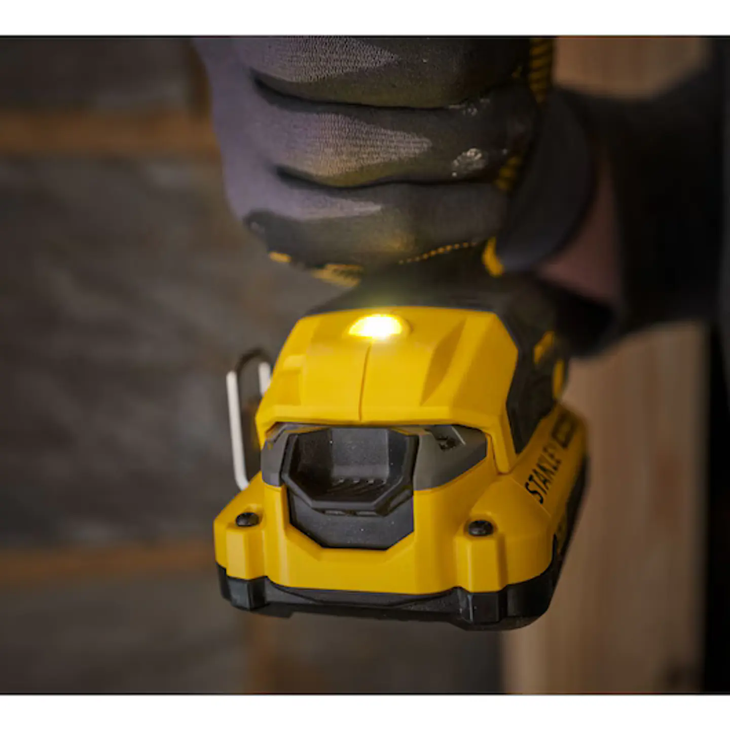 Berbequim Aparafusador BRUSHLESS V20 Li-Ion 18V 60Nm. Inclui 2 baterias Li-Ion 2Ah, carregador 1.25A e mala Pro-Stack STANLEY  7