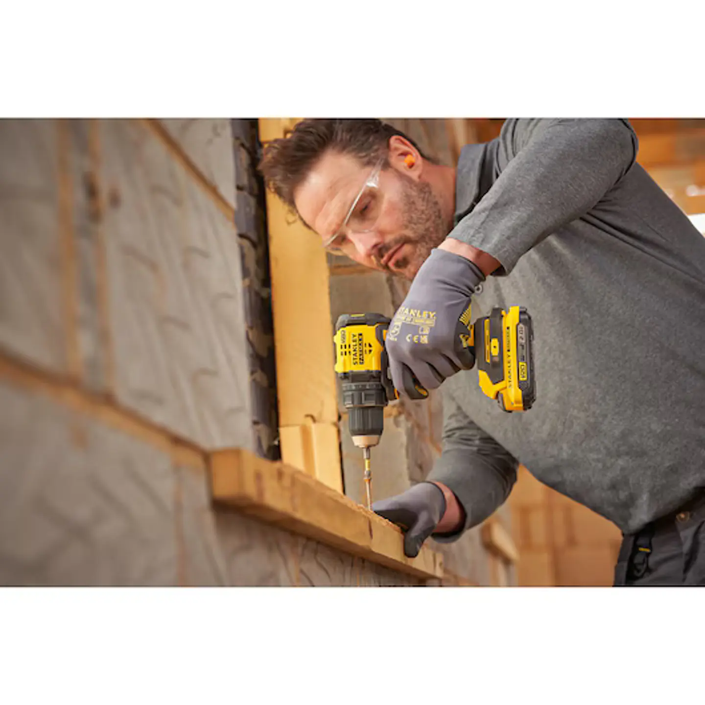 Berbequim Aparafusador BRUSHLESS V20 Li-Ion 18V 60Nm. Inclui 2 baterias Li-Ion 2Ah, carregador 1.25A e mala Pro-Stack STANLEY  8