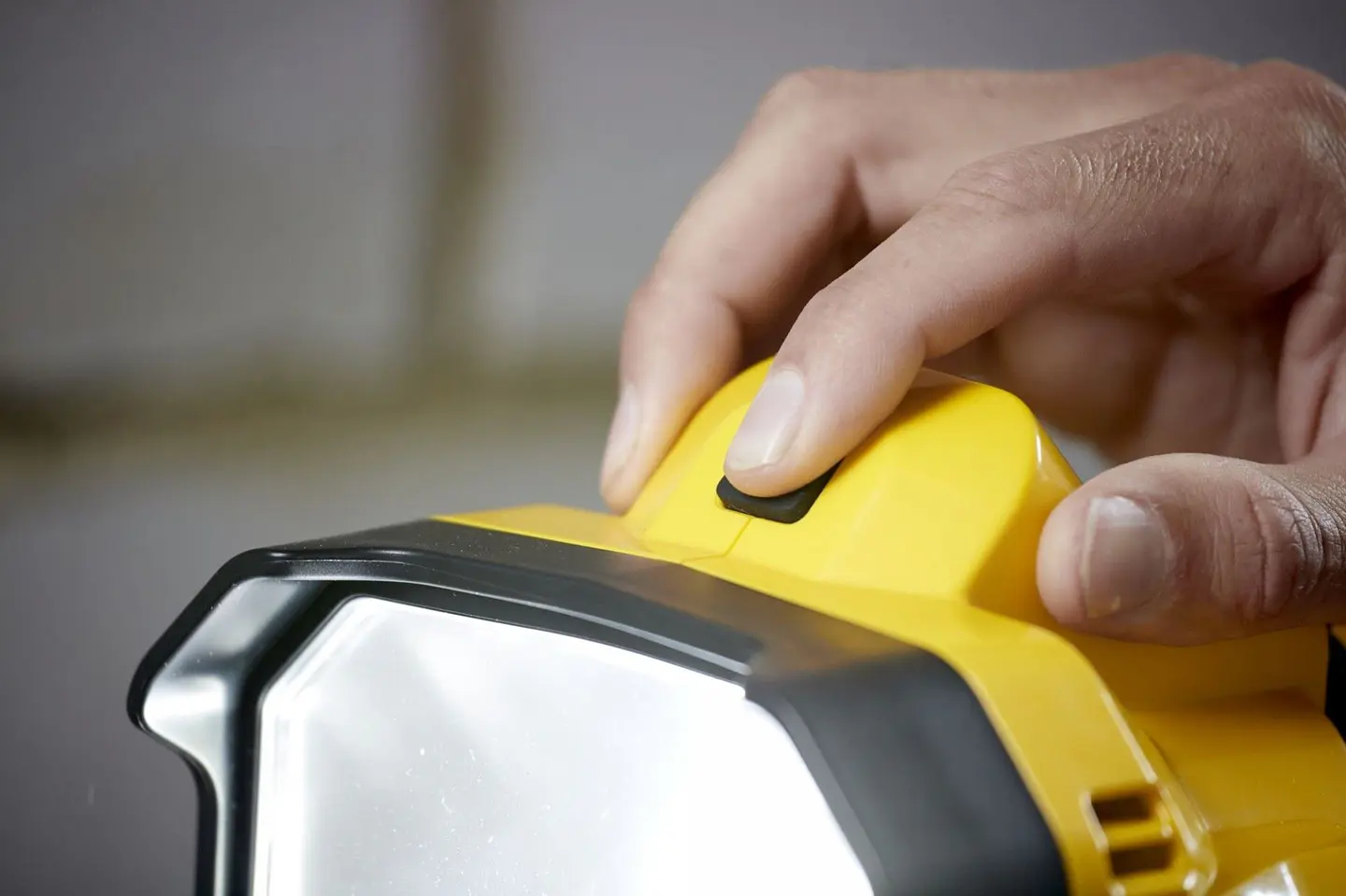 Lanterna LED V20 18V sem bateria/carregador STANLEY  2