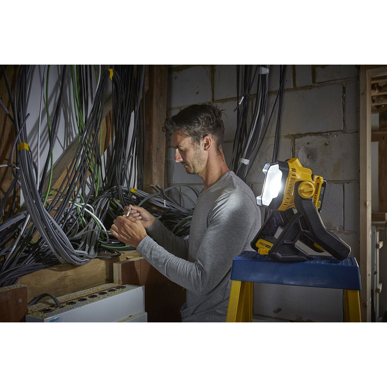 Lanterna LED V20 18V sem bateria/carregador STANLEY  5