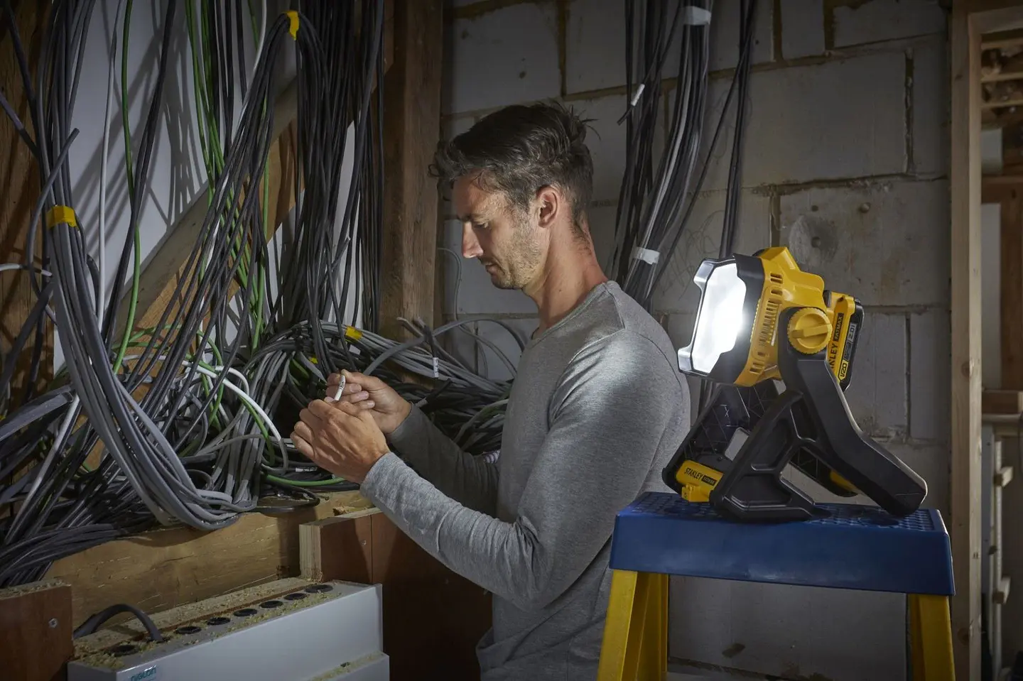 Lanterna LED V20 18V sem bateria/carregador STANLEY  5