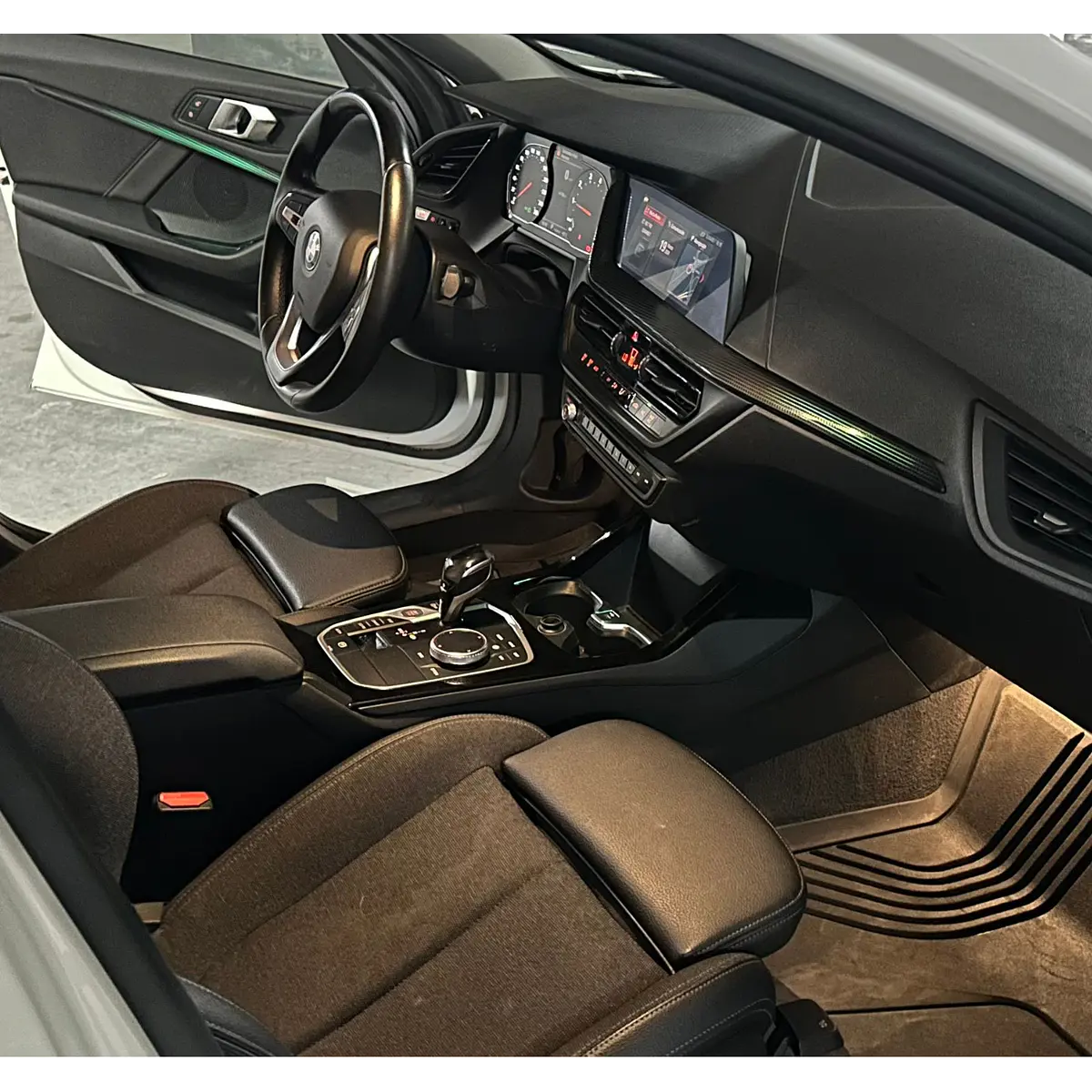 BMW 118I Hatchback — foto 24 de 40