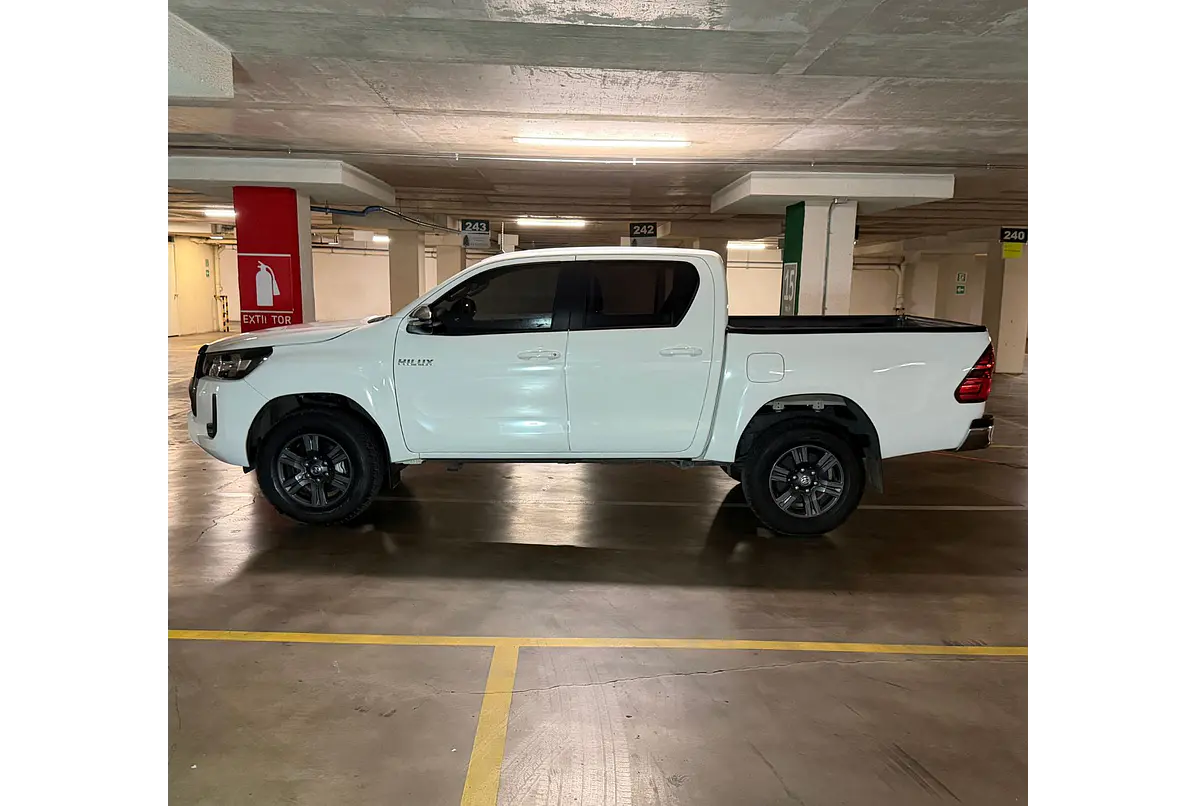 TOYOTA HILUX 2.7 4X2 MT SR 2023