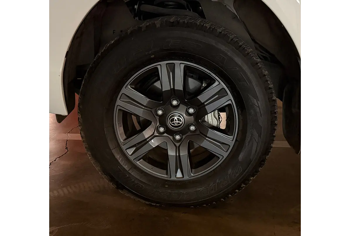 TOYOTA HILUX 2.7 4X2 MT SR 2023