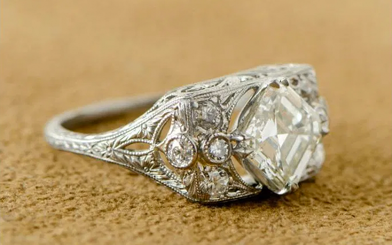 10 reasons to choose an antique engagement ring