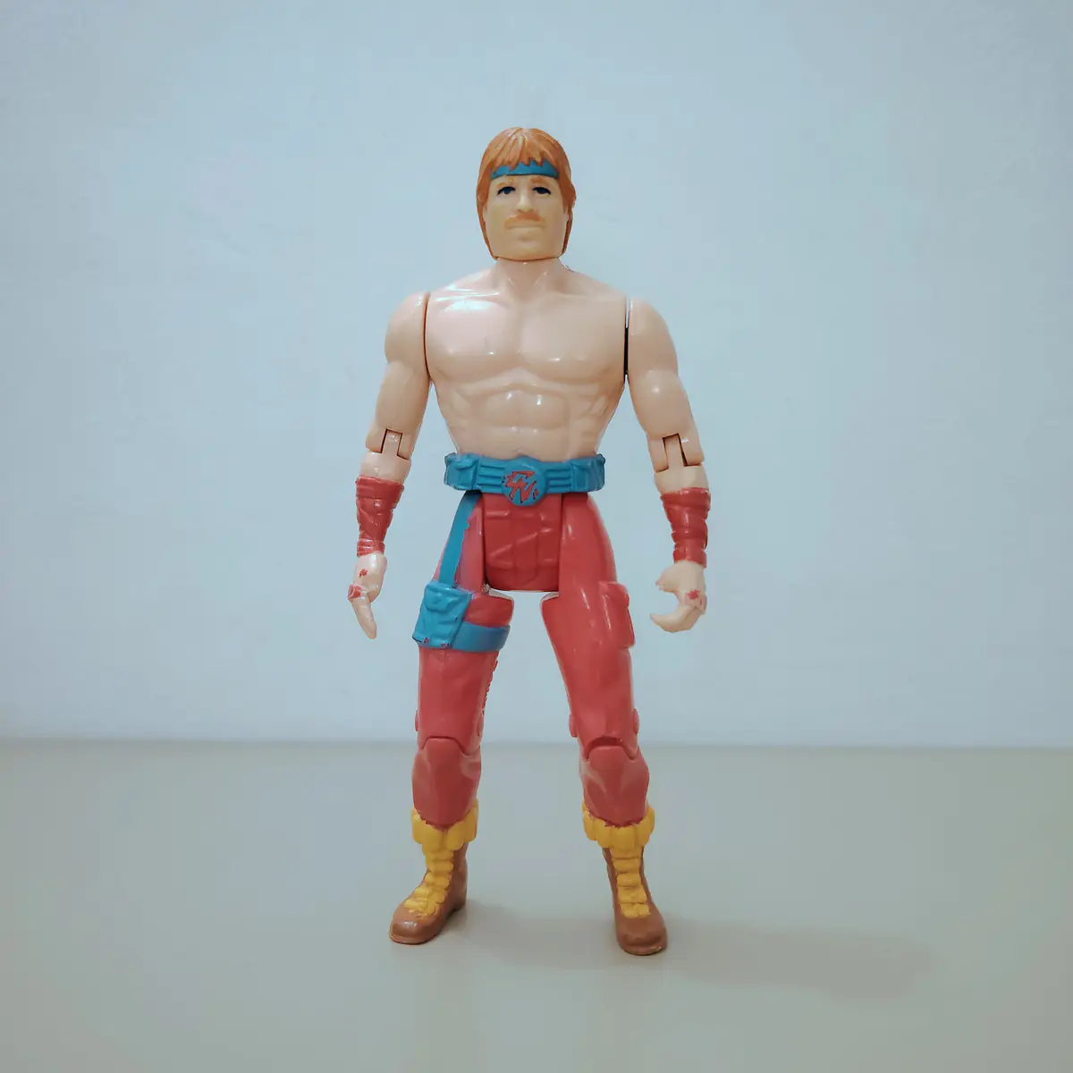 CHUCK NORRIS DETALLE DEDO