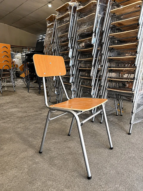 Silla escolar estándar apilable reforzada