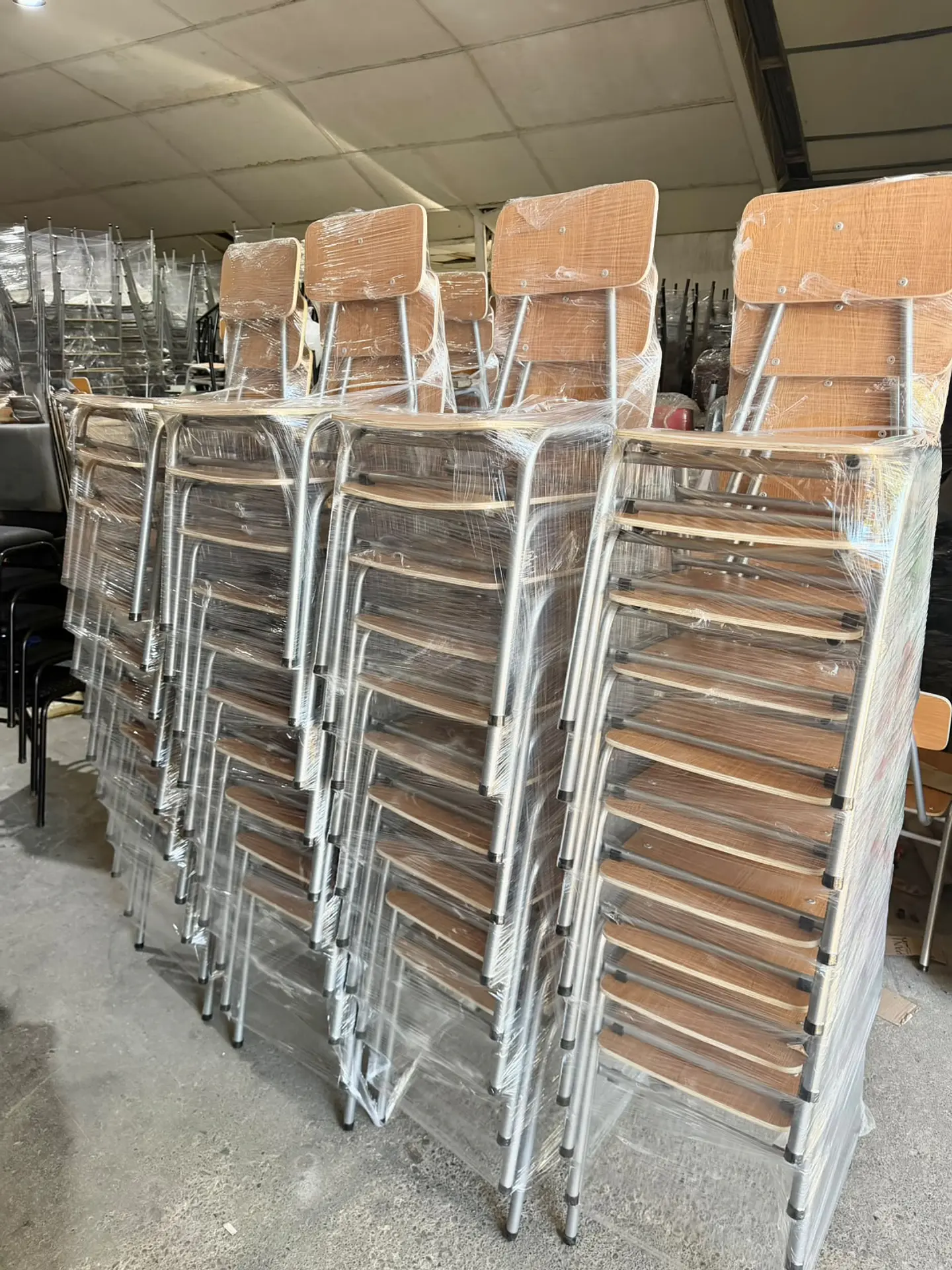 Silla escolar estándar apilable reforzada 3