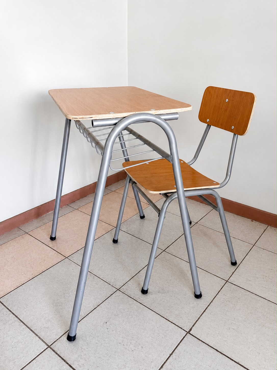 Pupitre unipersonal escolar estándar con parrilla