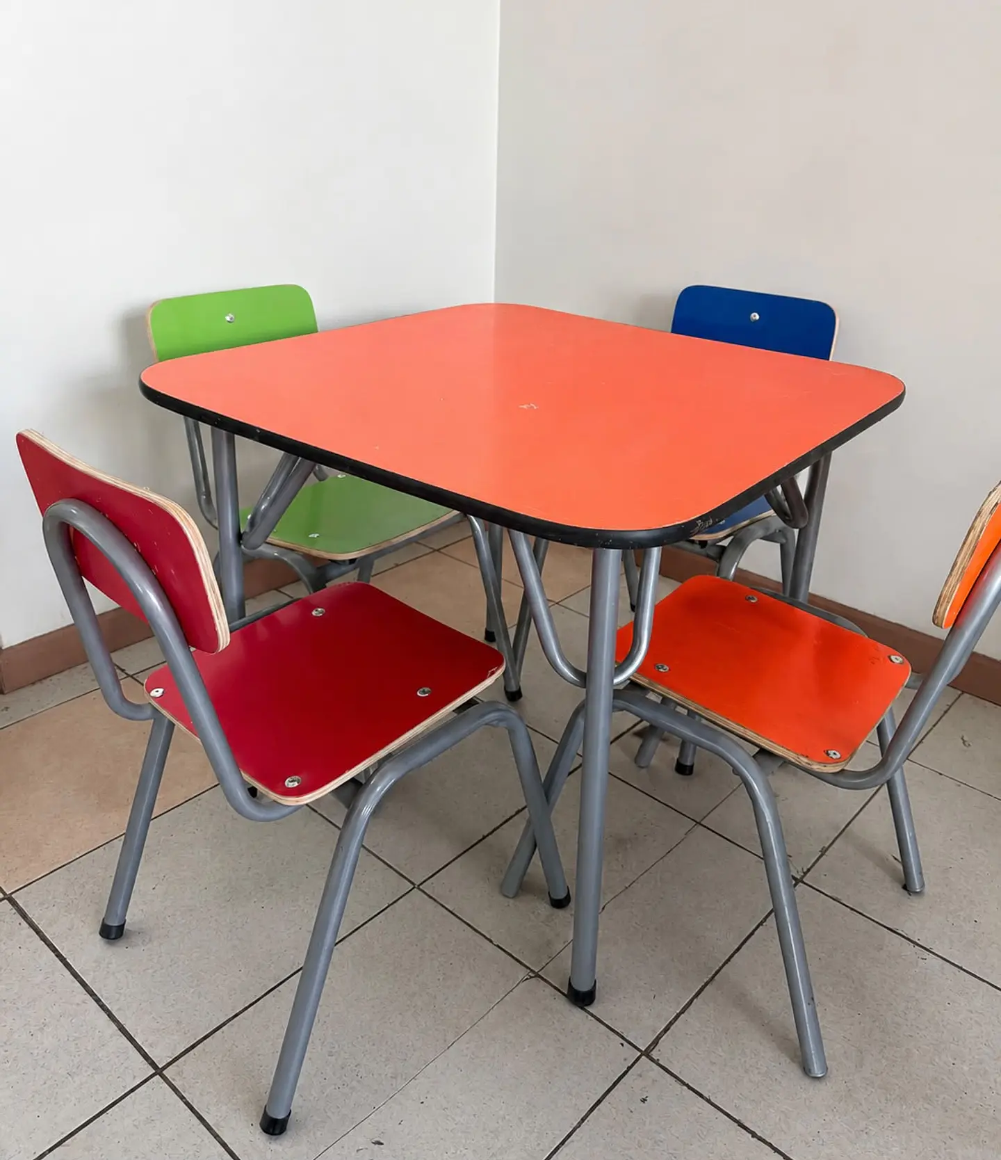 Mesa kinder 70 x 70 cm. 1