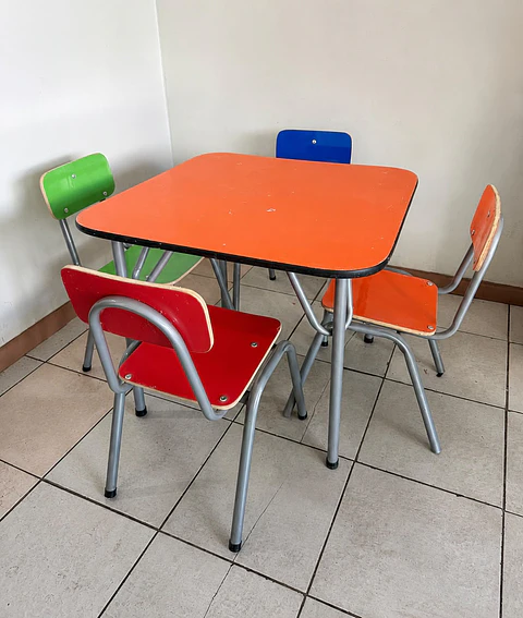 Mesa kinder 70 x 70 cm.