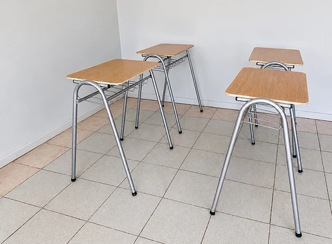 Pupitre unipersonal escolar estándar con parrilla