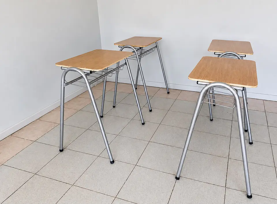 Pupitre unipersonal escolar estándar con parrilla 2